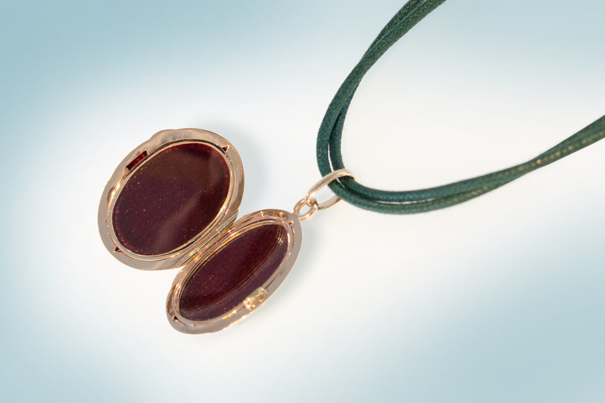 Medaillon rotgold graviert innen